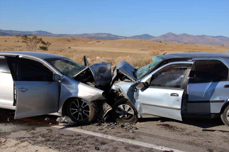 Uşak'taki trafik kazasında 1 kişi öldü, 4 kişi yaralandı 1