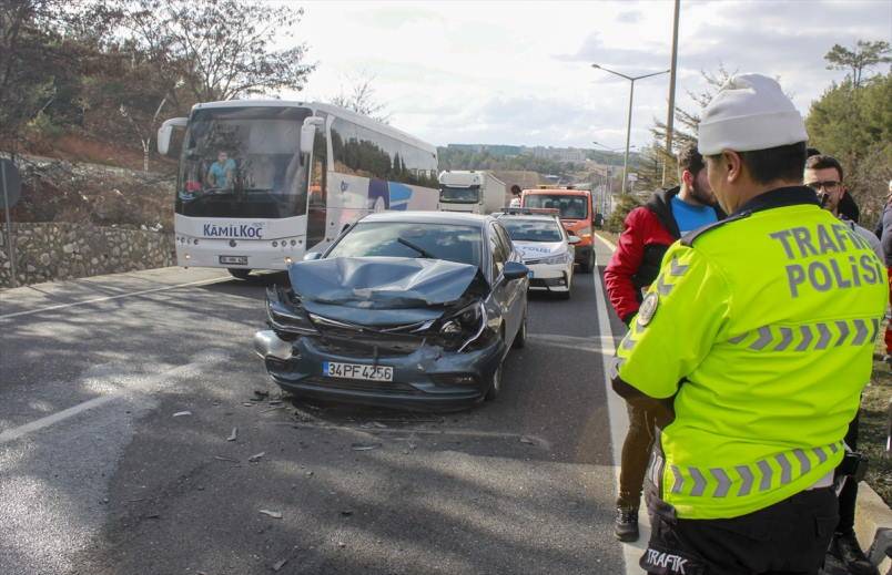 Hacıkadem Kavşağı'nda zincirleme trafik kazası 4