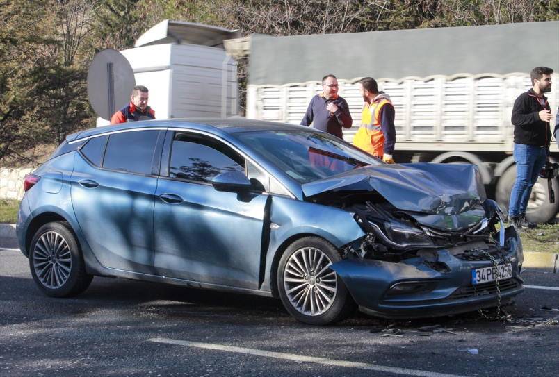 Hacıkadem Kavşağı'nda zincirleme trafik kazası 3