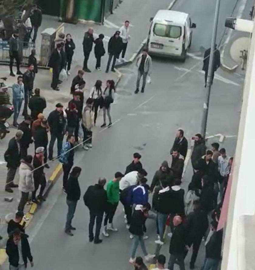 Uşak’ta sokak ortasında bıçaklar çekildi 1