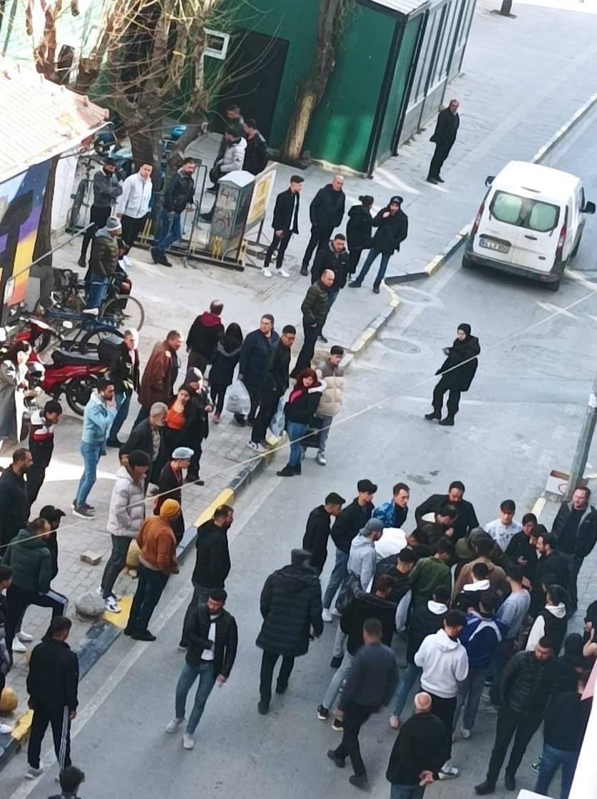Uşak’ta sokak ortasında bıçaklar çekildi 2
