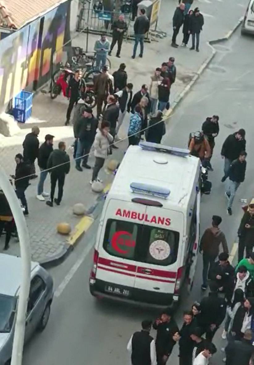 Uşak’ta sokak ortasında bıçaklar çekildi 6