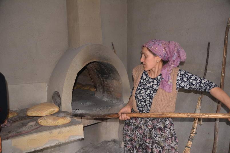 Banaz'da köylü kadınlar köy fırınlarında depremzedeler için ekmek pişiriyor 3