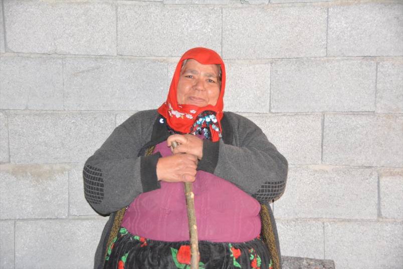 Banaz'da köylü kadınlar köy fırınlarında depremzedeler için ekmek pişiriyor 2