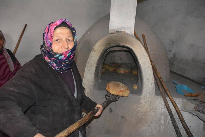 Banaz'da köylü kadınlar köy fırınlarında depremzedeler için ekmek pişiriyor 1