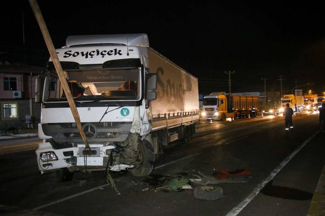 Uşak'ta karşı şeride geçen otomobil ile tır çarpıştı, 3 yaralı 4