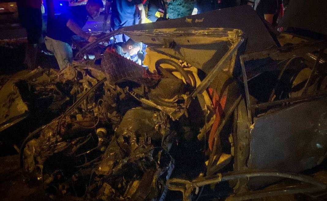 Uşak'ta karşı şeride geçen otomobil ile tır çarpıştı, 3 yaralı 1