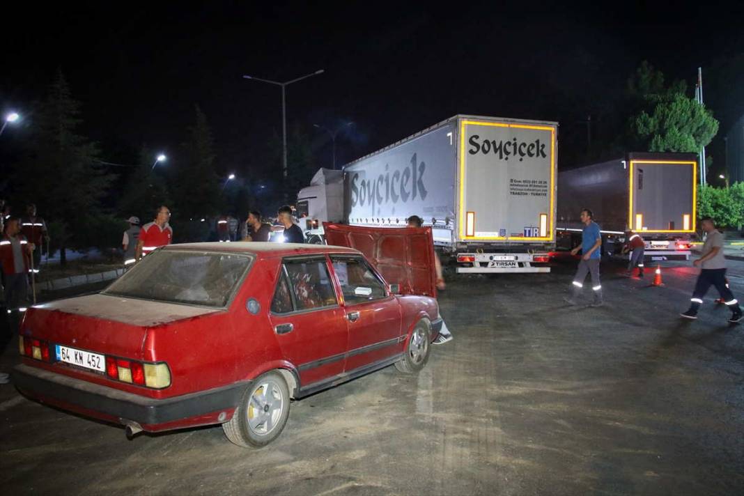 Uşak'ta karşı şeride geçen otomobil ile tır çarpıştı, 3 yaralı 2