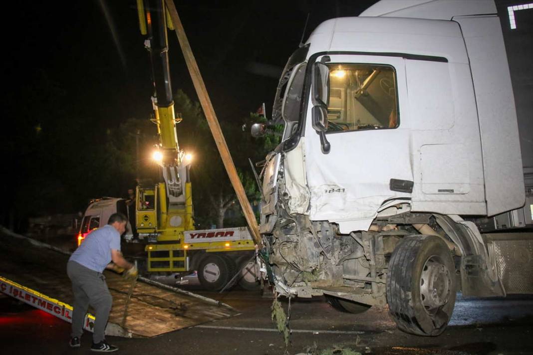Uşak'ta karşı şeride geçen otomobil ile tır çarpıştı, 3 yaralı 3