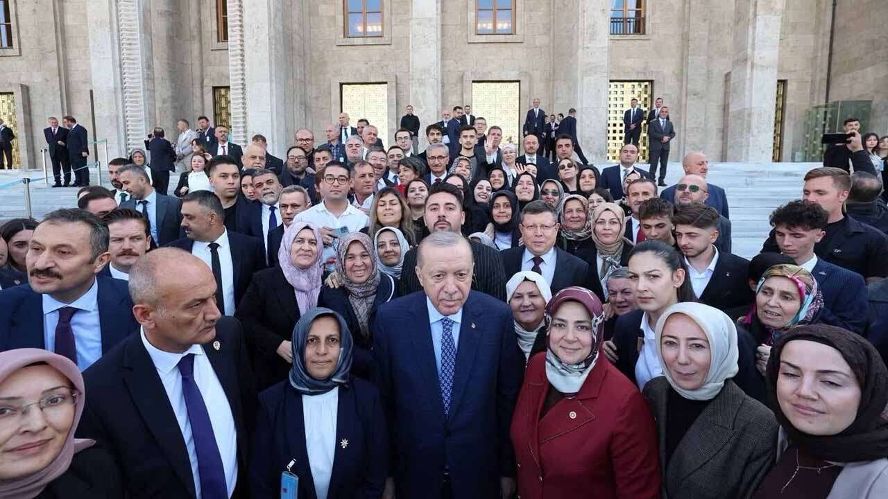 AK Parti Uşak Kadın Kolları Cumhurbaşkanı Erdoğan'a Selçuklu ve Osmanlı Motifli Eser Takdim Etti
