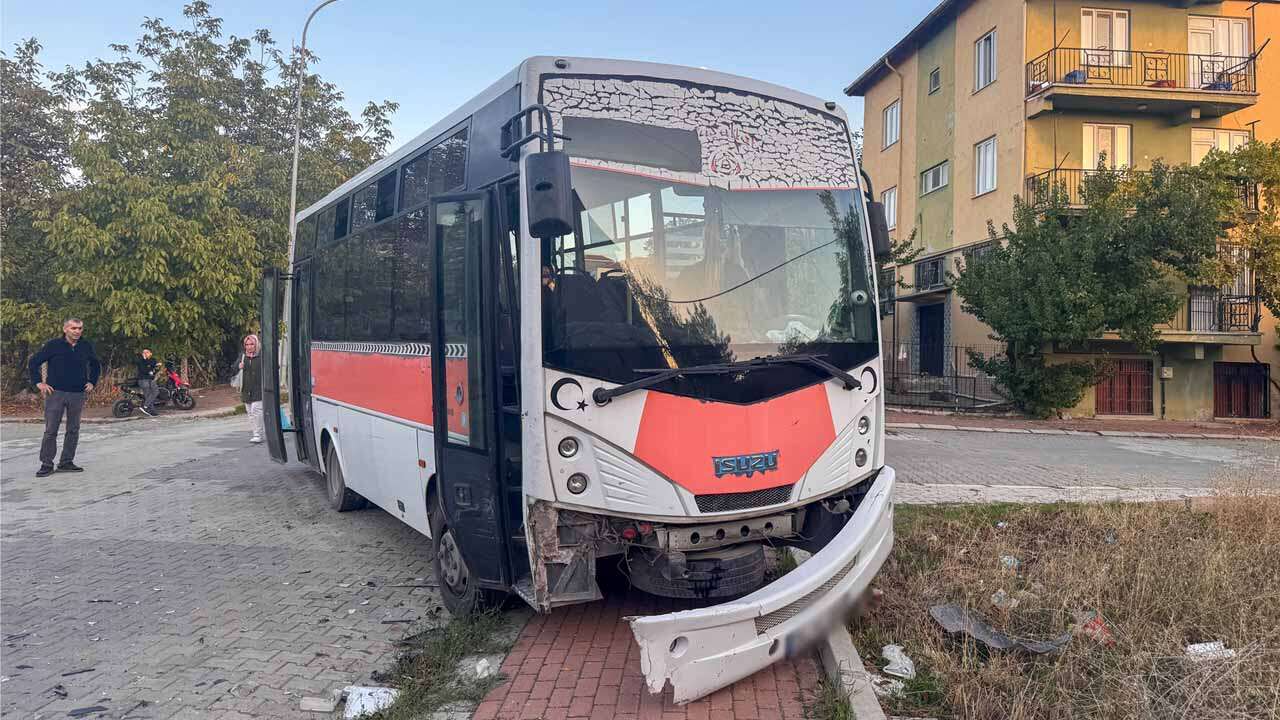 Uşak'ta Yolcu Midibüsü İle Otomobil Çarpıştı, 7 Yaralı