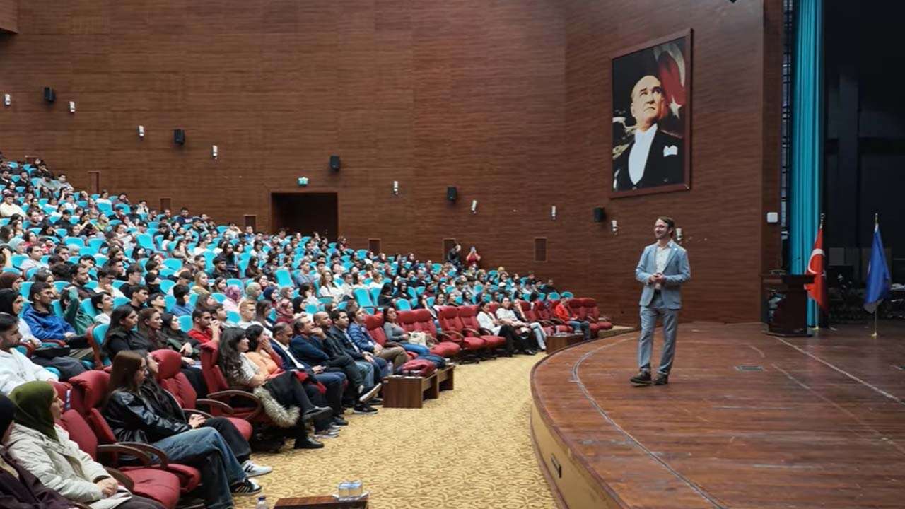 Uşak Üniversitesi'nde Dikkat Çeken Konferans