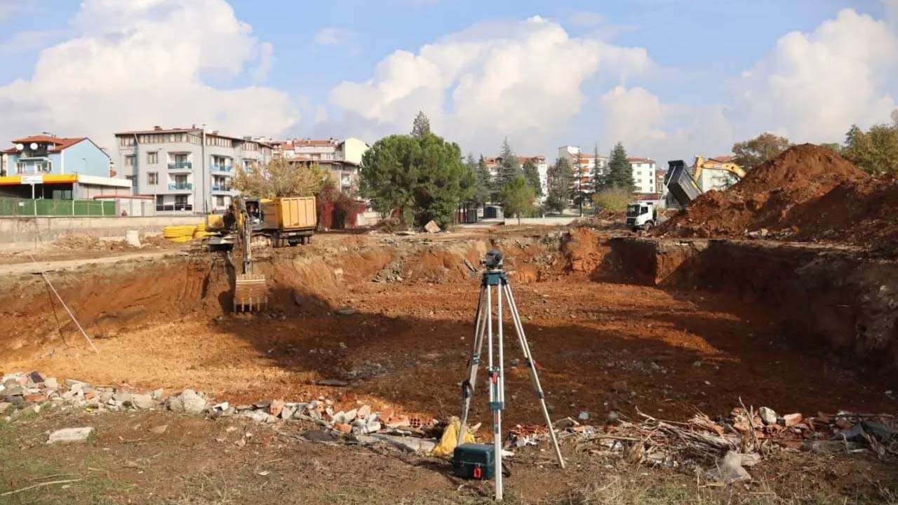 Uşak İl Özel İdarenin Yeni Hizmet Binası İlk Kazma Vuruldu