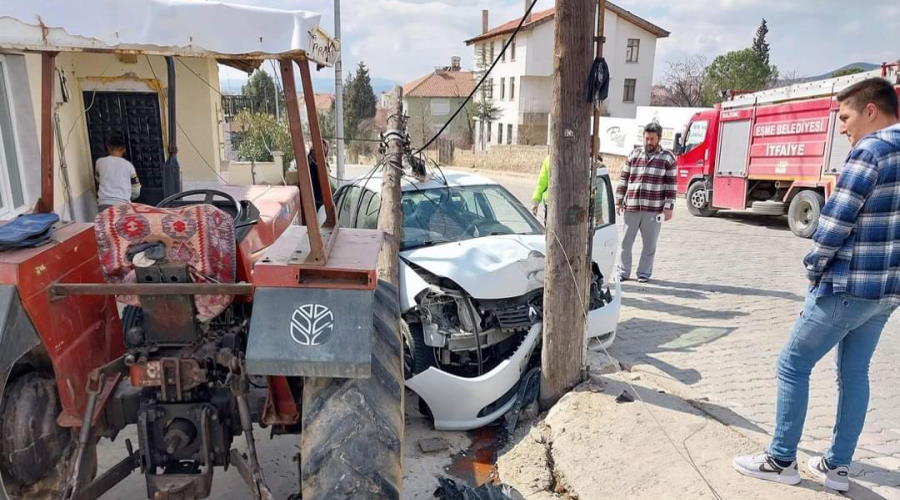 Uşak’ta otomobilin çarptığı direk ikiye bölündü, 1 kişi yaralandı