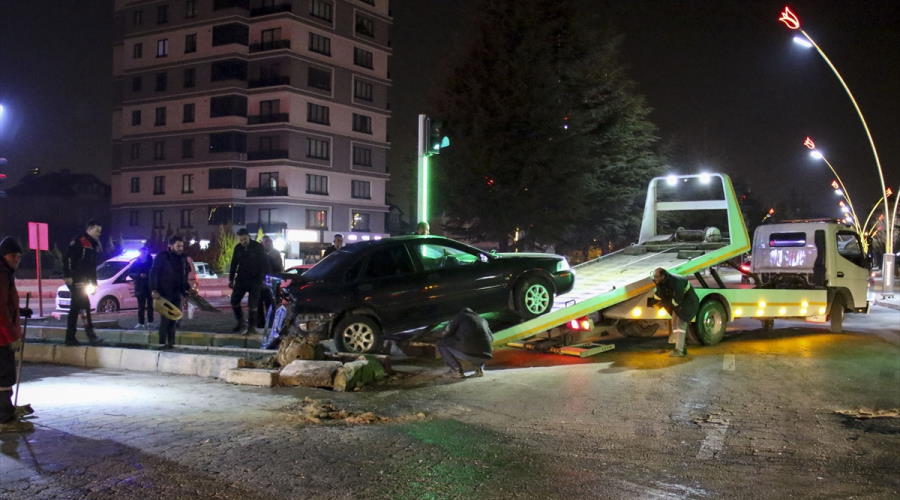 Uşak'ta 3 otomobil çarpıştı! 5 yaralı var