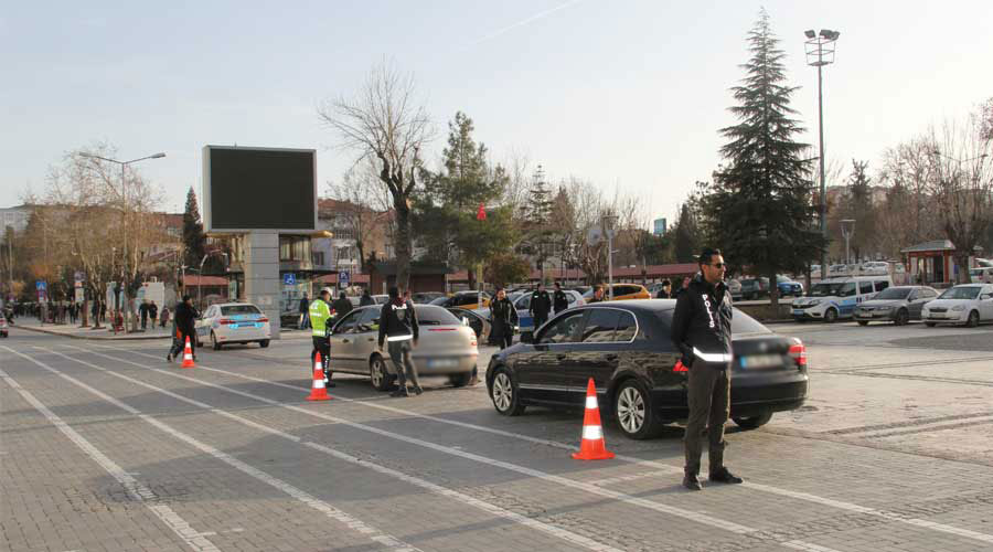 Uşak'ta trafik polisleri 1114 sürücüye ceza yazdı