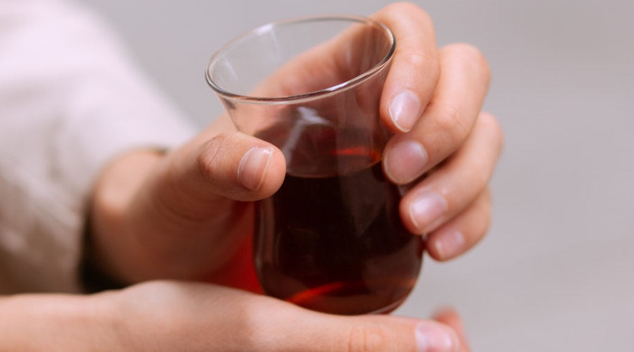 Çay lekesini tek seferde çıkarmanın pratik yolu! Çamaşır suyu kullanmadan leke çıkarma