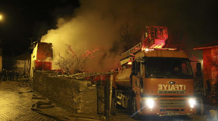Uşak'ta yangın! İki katlı ev kullanılamaz hale geldi