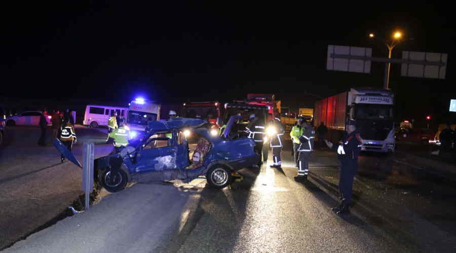 Uşak'ta tır ile otomobil çarpıştı!1 kişi öldü, 3 kişi yaralandı