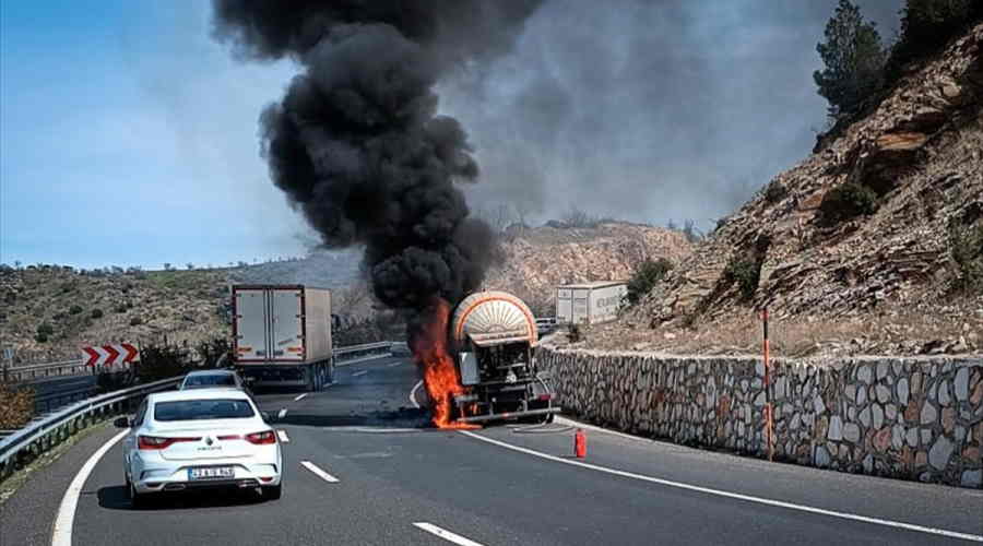 Uşak'ta sıvılaştırılmış karbondioksit yüklü tanker yandı!
