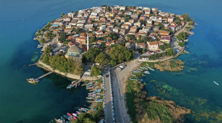 Bursa'da gizemli balıkçı köyü Gölyazı Köyü ziyaretçi akınına uğruyor