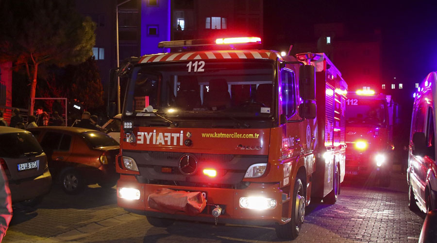 Eşme'de korku dolu anlar! Ahır yangınında 2 büyükbaş hayvan telef oldu