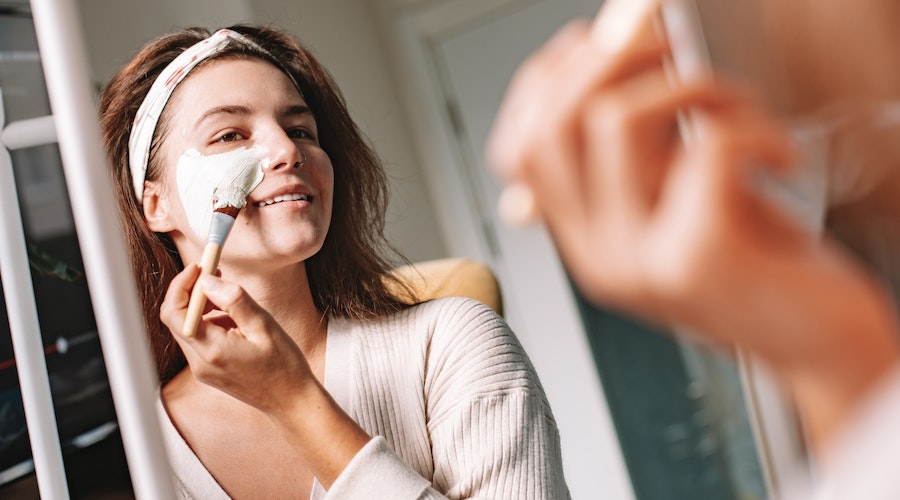 Kusursuz bir cilt için bu maske ciltteki çizgileri ve lekeleri yok ediyor