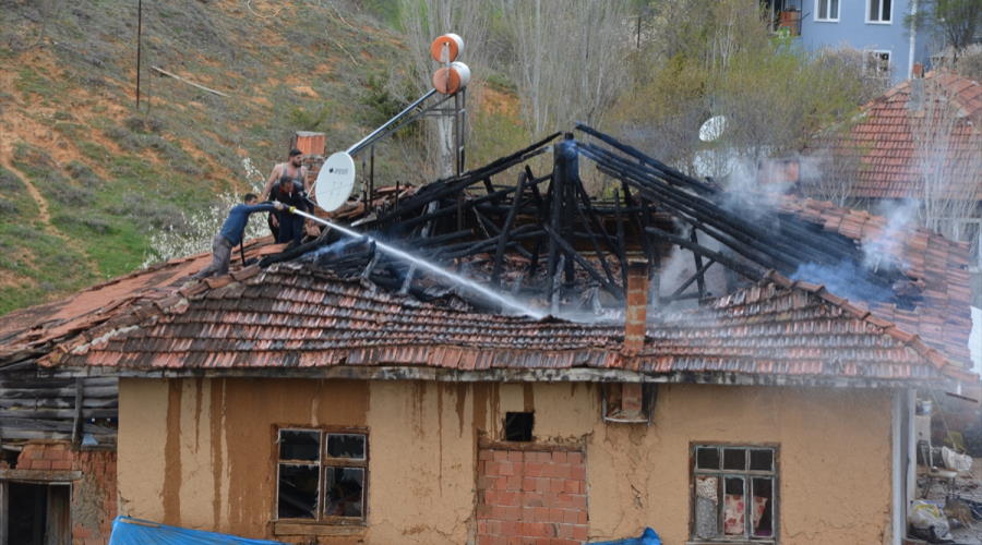 Bağkonak köyünde muhtarın evi yandı