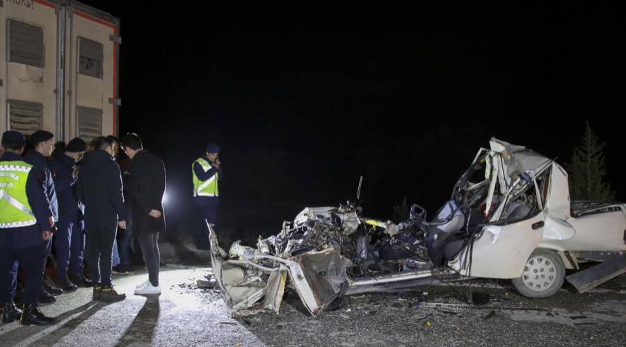 Uşak'ta civciv yüklü kamyonete çarpan otomobildeki 2 kişi öldü