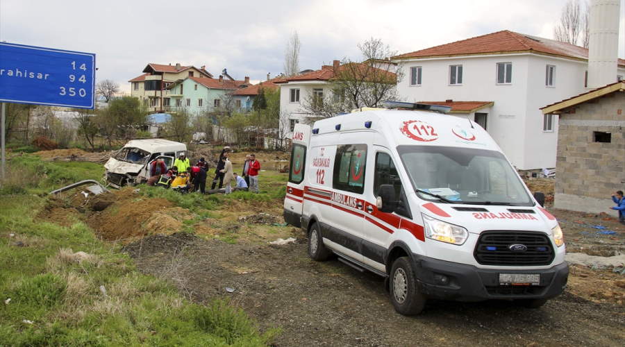 Banaz'da dört araç kaza yaptı! 5 yaralı var