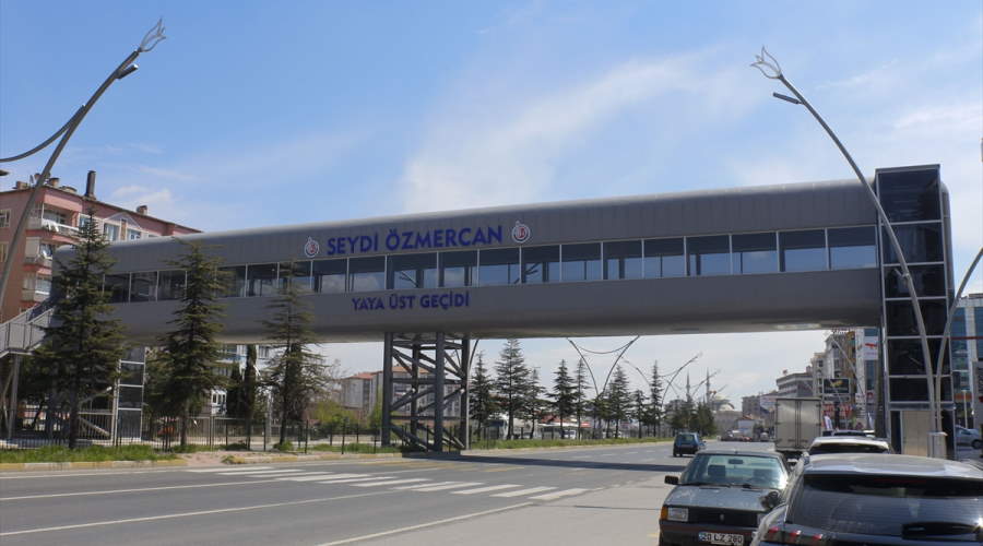 Uşak'ta, henüz açılışı yapılmayan üst geçidi bu hale getirdiler