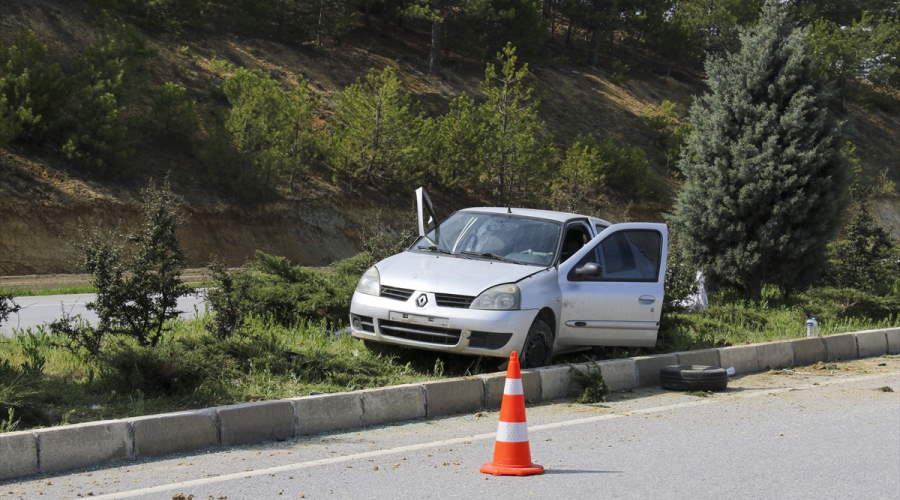 Takla atan otomobil refüje çıktı! 3 kişi yaralandı