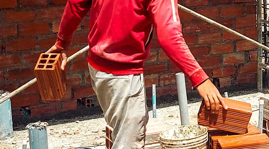 Uşak OSB'de yüksekten düşen duvar ustası öldü