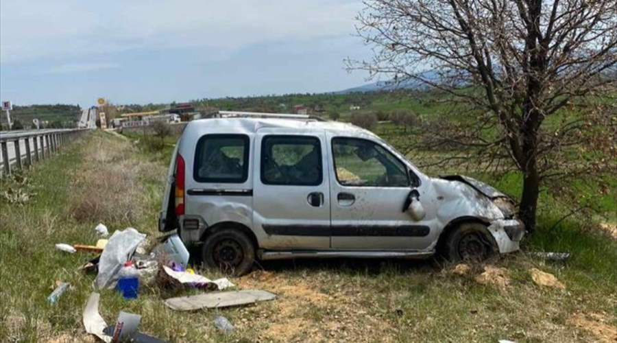 Uşak'ta hafif ticari araç bariyerlere çarptı! 2 kişi yaralandı