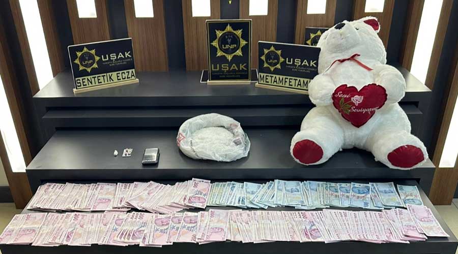 Uşak'ta oyuncak ayıya gizlenmiş uyuşturucu ele geçirildi! 3 kişi tutuklandı