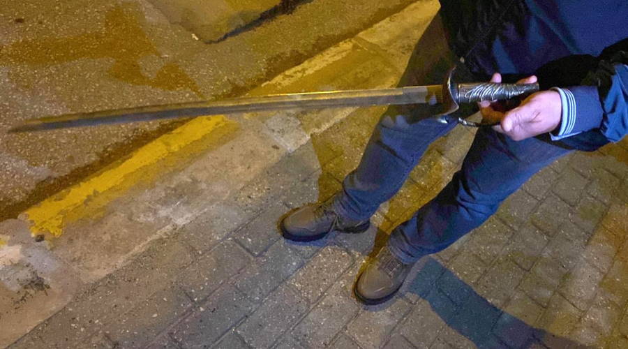 Uşak'ta polisin yaptığı uygulamada kılıç ele geçirildi
