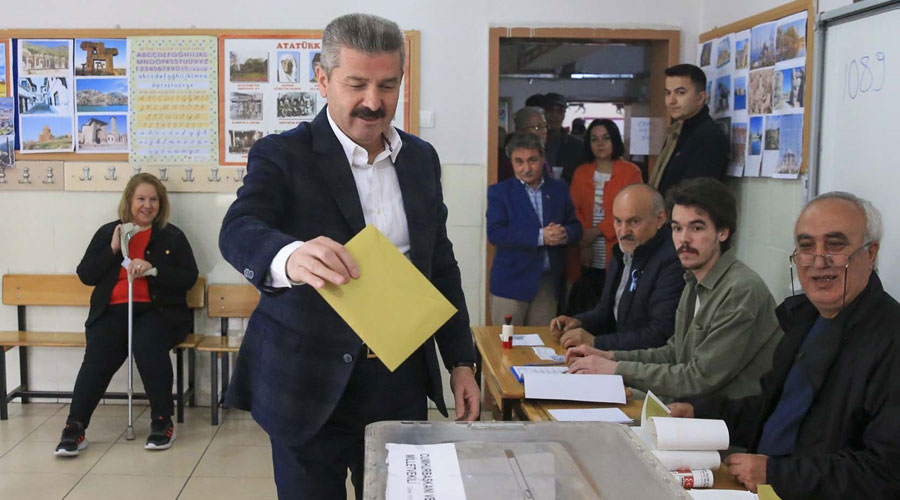Uşak Valisi Turan Ergün, oyunu kullandı