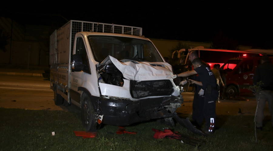 Uşak'ta kazaya karışan kamyonetin sürücüsü olay yerinden kaçtı