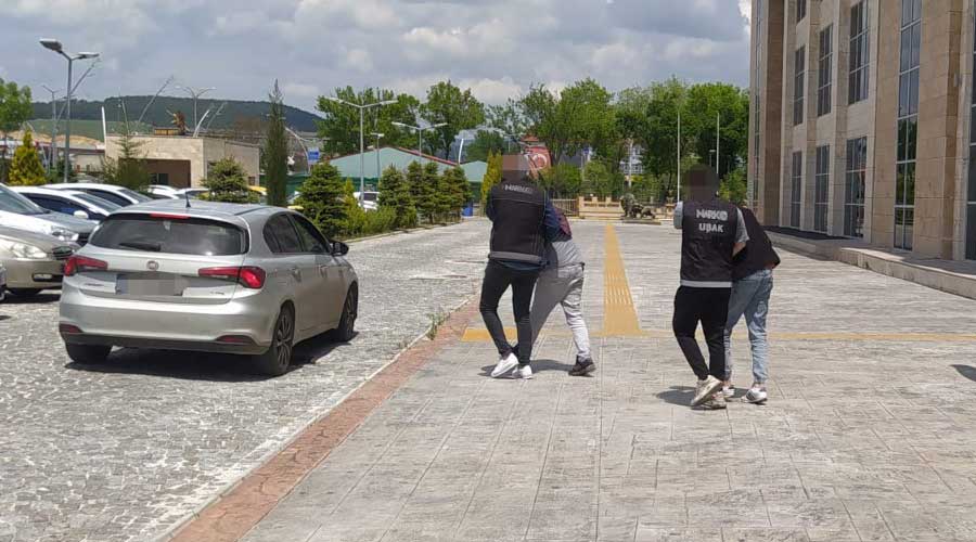 Uşak’taki uyuşturucu operasyonunda 2 zanlı tutuklandı
