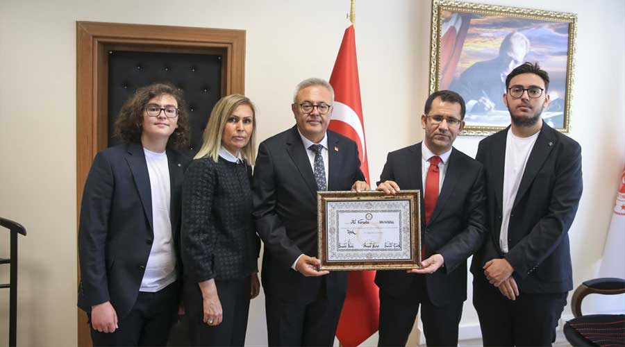 CHP Uşak milletvekili Ali Karaoba, mazbatasını aldı