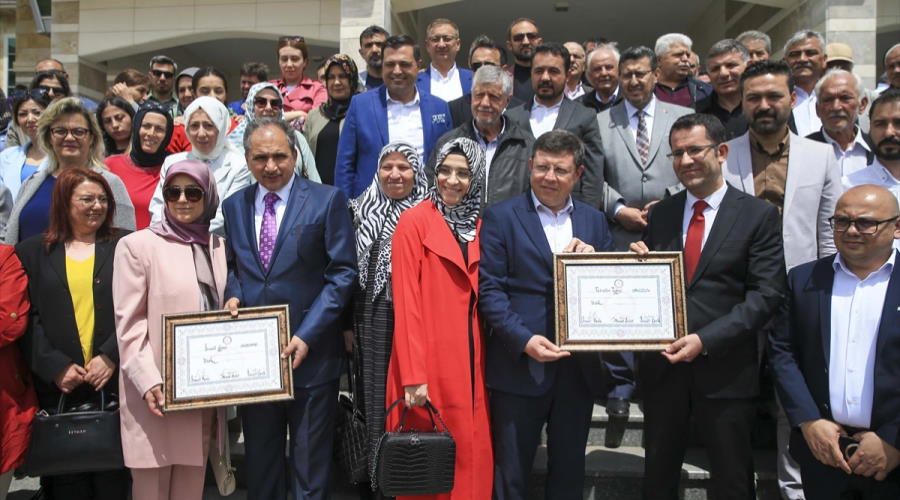 AK Parti milletvekilleri İsmail Güneş ve Fahrettin Tuğrul, mazbatalarını aldı