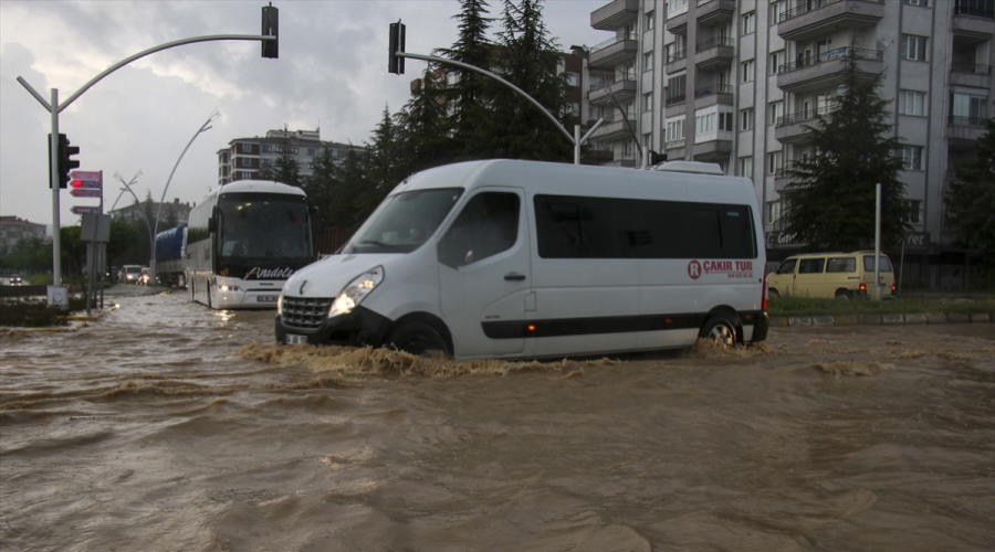 Uşak'ta kuvvetli yağış etkili oldu