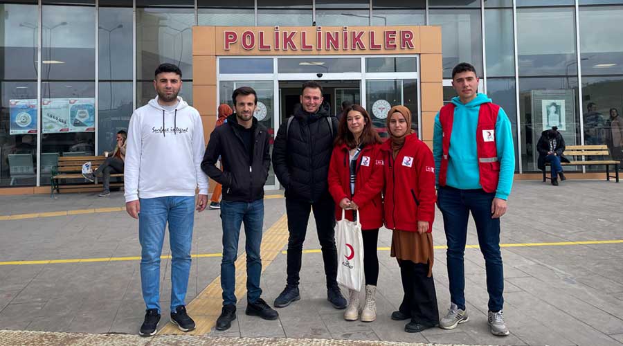 Uşak’ta üniversite öğrencilerinden hastanedeki çocuklara sürpriz ziyaret