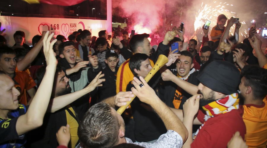 Galatasaraylı taraftarların şampiyonluk coşkusu