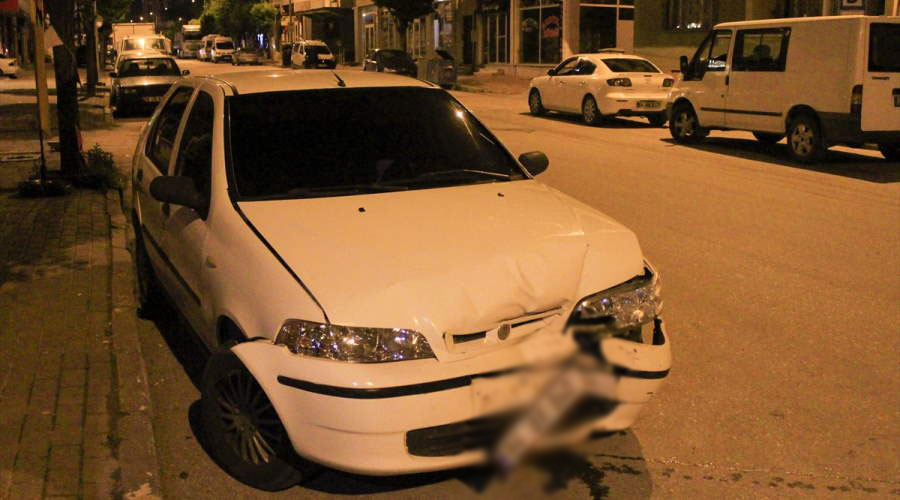 Uşak'ta iki otomobil çarpıştı! Sürücüler dahil 5 yaralı var