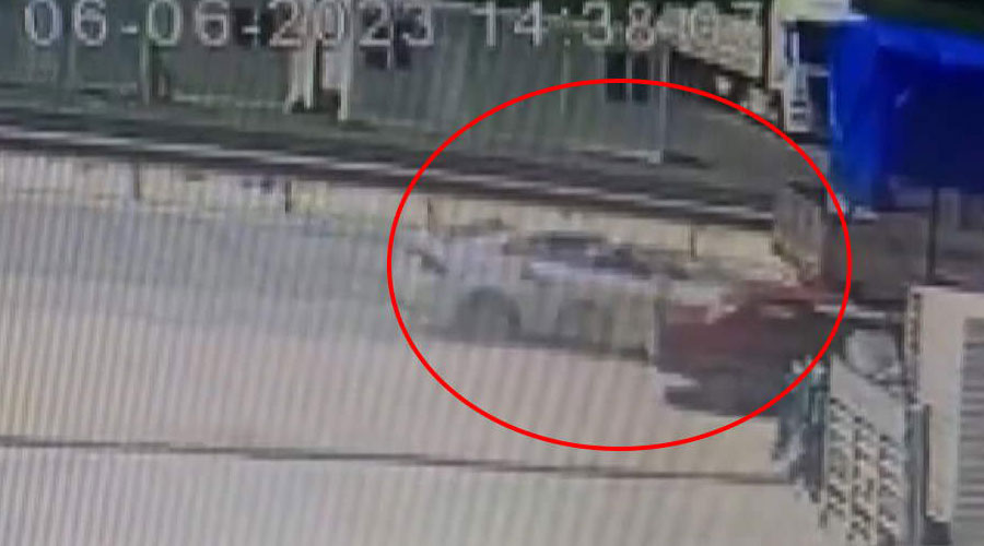 Uşak'ta otomobil  park halindeki tıra böyle çarptı!