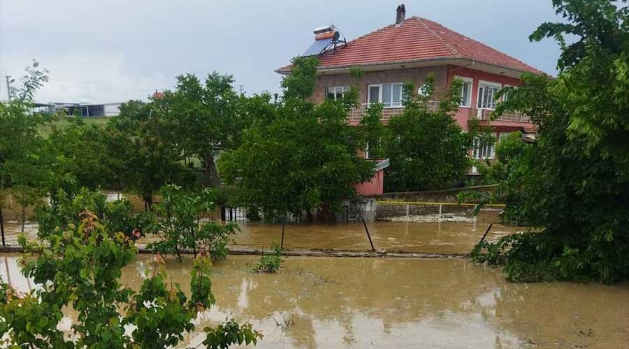 Eşme’yi sağanak yağış vurdu!