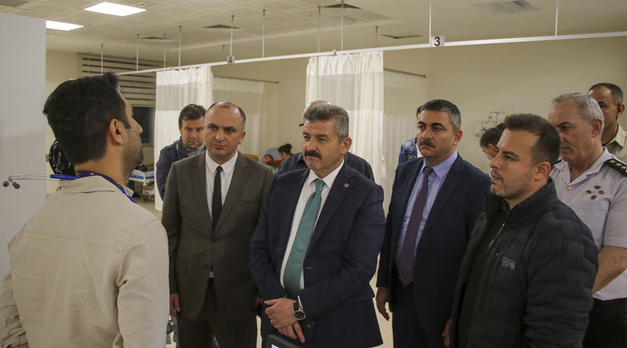 Uşak'ta 24 kişinin hastaneye kaldırılması: Vali Ergün doktorlardan bilgi aldı
