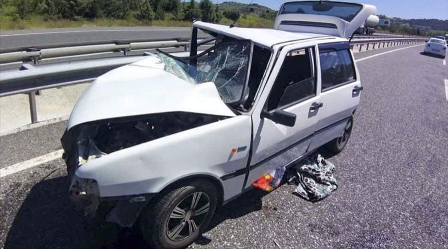 Uşak'ta otomobil beton mikserine çarptı! Anne ve çocuğu yaralandı