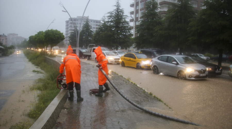 Uşak'ta kuvvetli sağanak etkili oldu
